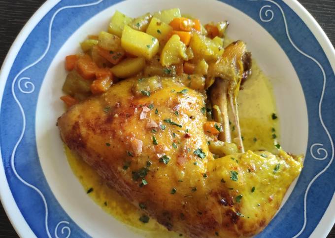 Pollo al horno con cúrcuma y limón, acompañado de calabacín asado
