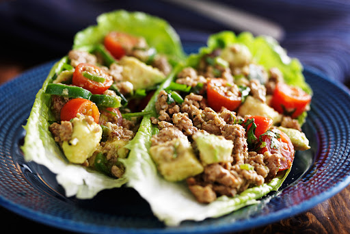 Taco bajo en carbohidratos con carne magra y verduras salteadas