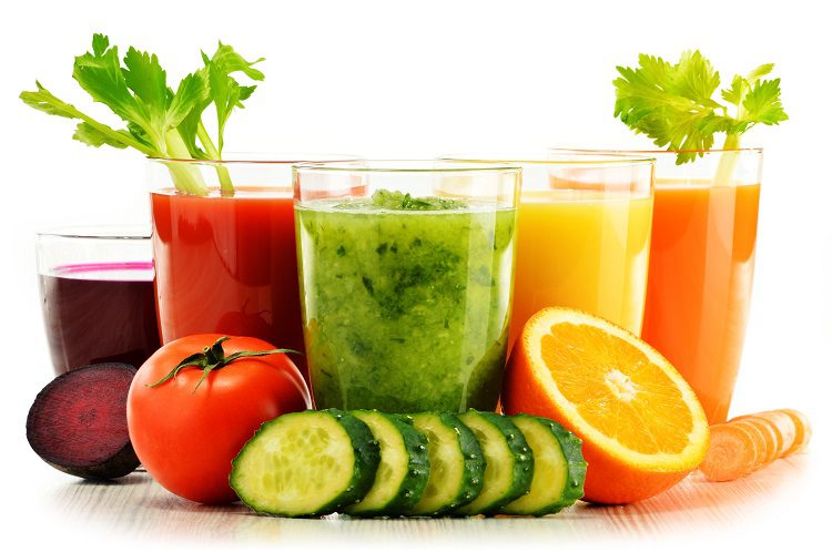 combinar frutas y verduras para hacer zumos