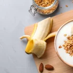 Bol de yogur natural con semillas, avena y proteína vegetal