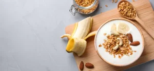 Bol de yogur natural con semillas, avena y proteína vegetal