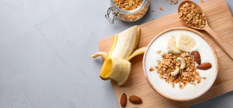 Bol de yogur natural con semillas, avena y proteína vegetal