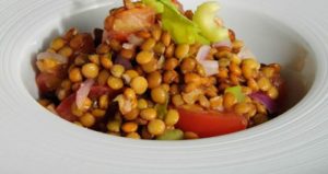 Ensalada Templada de Lentejas, Aguacate y Huevo Poché