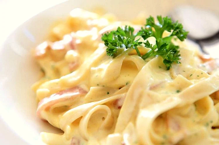 Pasta con Salsa carbonara ligera