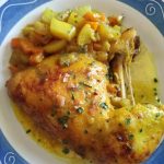 Pollo al horno con cúrcuma y limón, acompañado de calabacín asado