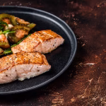 Salmón a la plancha con ensalada de rúcula y granada