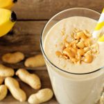 Smoothie de plátano, mantequilla de cacahuete y proteína vegetal