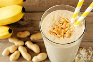 Smoothie de plátano, mantequilla de cacahuete y proteína vegetal