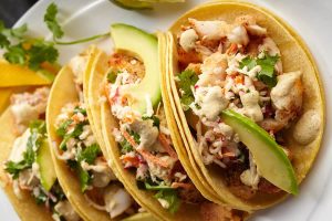 Tacos de pollo desmenuzado con guacamole ligero y cebolla morada