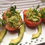 Tomates rellenos de atún y aguacate