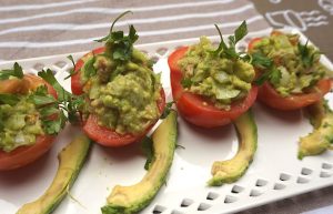 Tomates rellenos de atún y aguacate