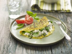 Tortilla de claras con espinacas y queso fresco