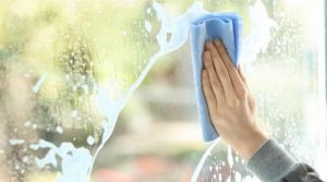 Trucos naturales para dejar cristales, espejos y ventanas relucientes