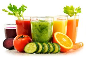 combinar frutas y verduras para hacer zumos