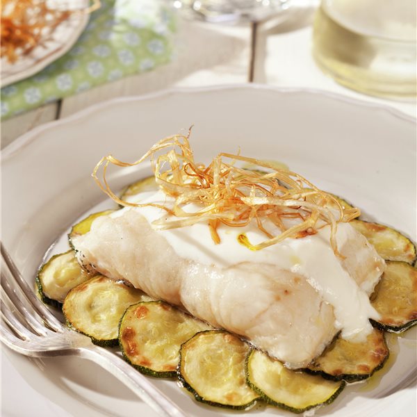 Merluza al horno con ajo y perejil sobre cama de calabacín